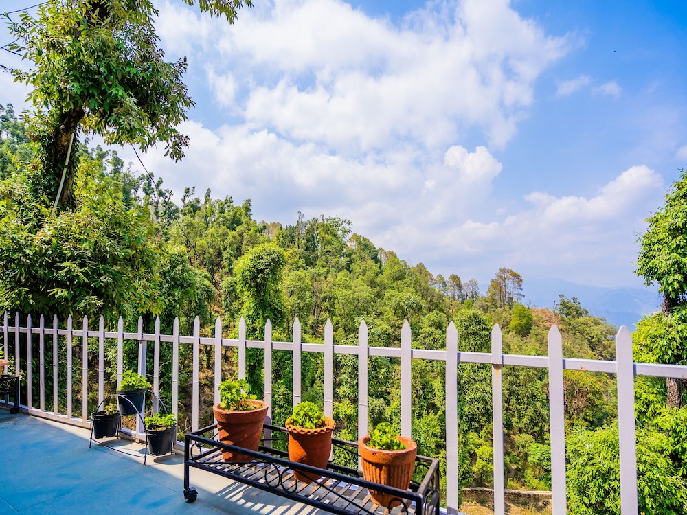 OYO 14134 Home Devdar Cottage Kempty Road