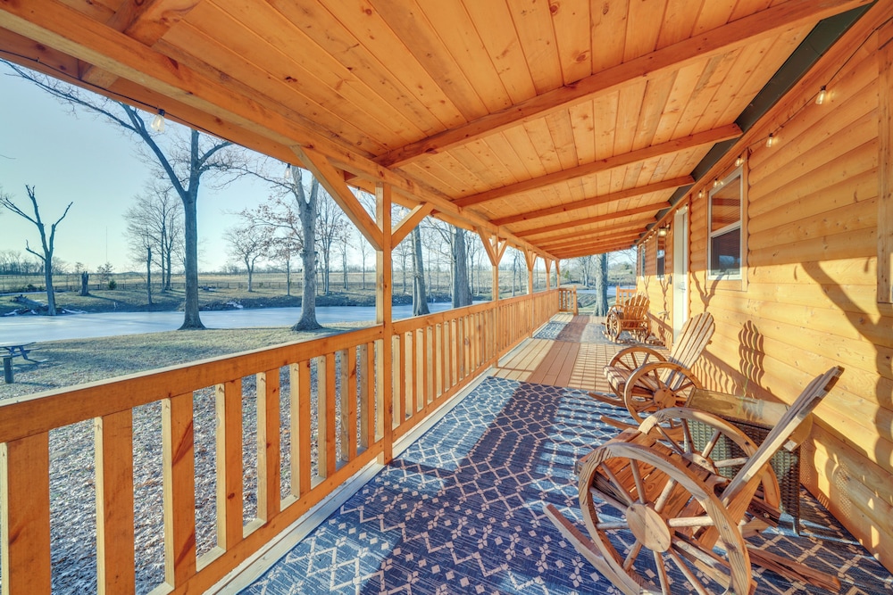 Pond-view Cabin Near Louisville on Racehorse Farm!