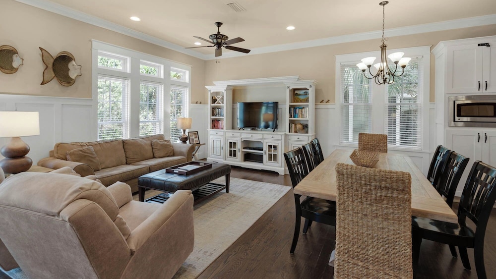 Seagrove 5 Bedroom - Deeded Beach - Elevator - Community Pool - Sleeps 12! view 4