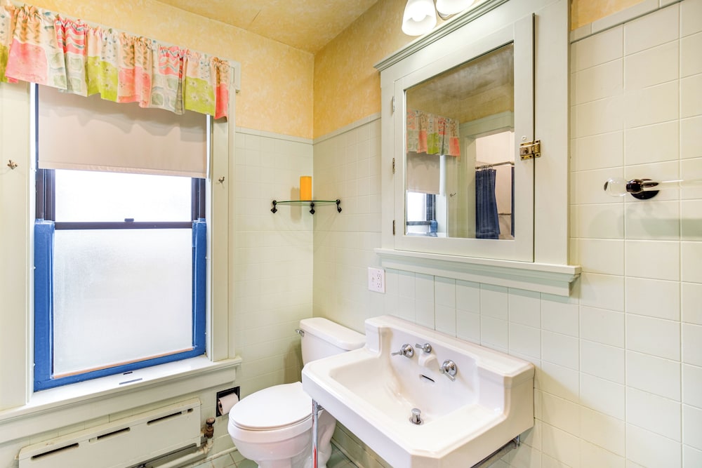 2 Mi to Lake Erie: Spacious Retreat Near Cafes!