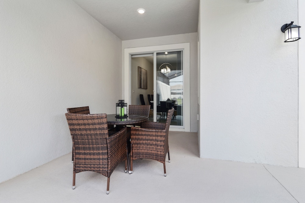 Four Bedroom Family Friendly w/ Screened Pool 4908