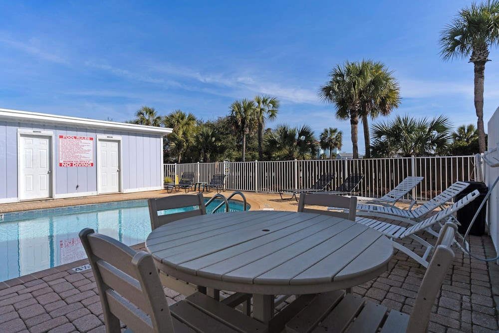 Sand Castles West A4: Steps to Beach, Pools, Private Balcony & More!