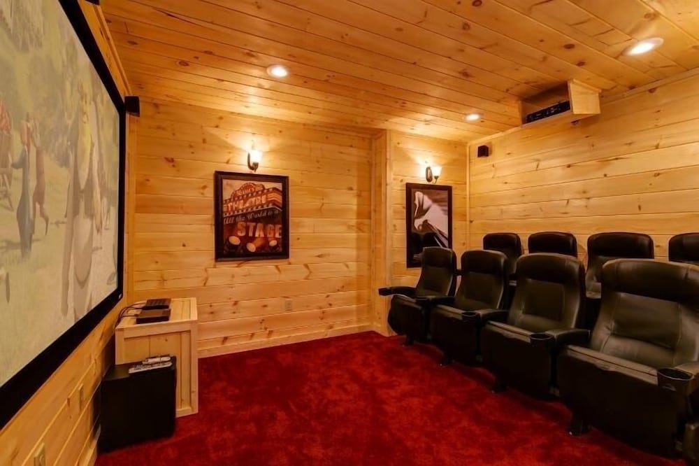 Country Cozy - 4 Bedrooms, 5 Baths, Sleeps 16 Home by RedAwning