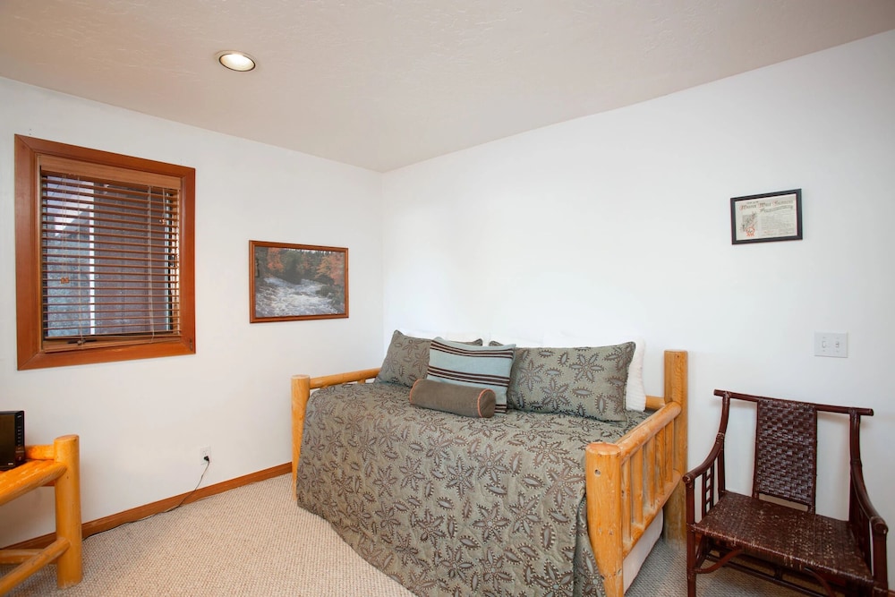 Ridge at Deer Valley Resort - Three Bedroom Condo with Hot Tub #16 3 Condo