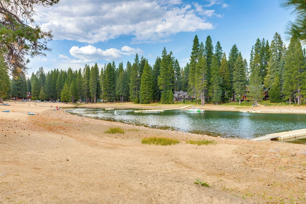 1 Mi to Beach & Golf Course! Lake Almanor Cabin