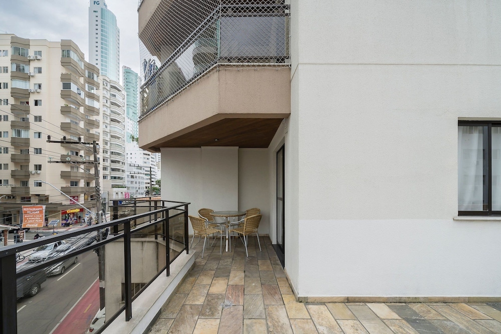 Apartment w Balcony 250m From Praia Central Erj101