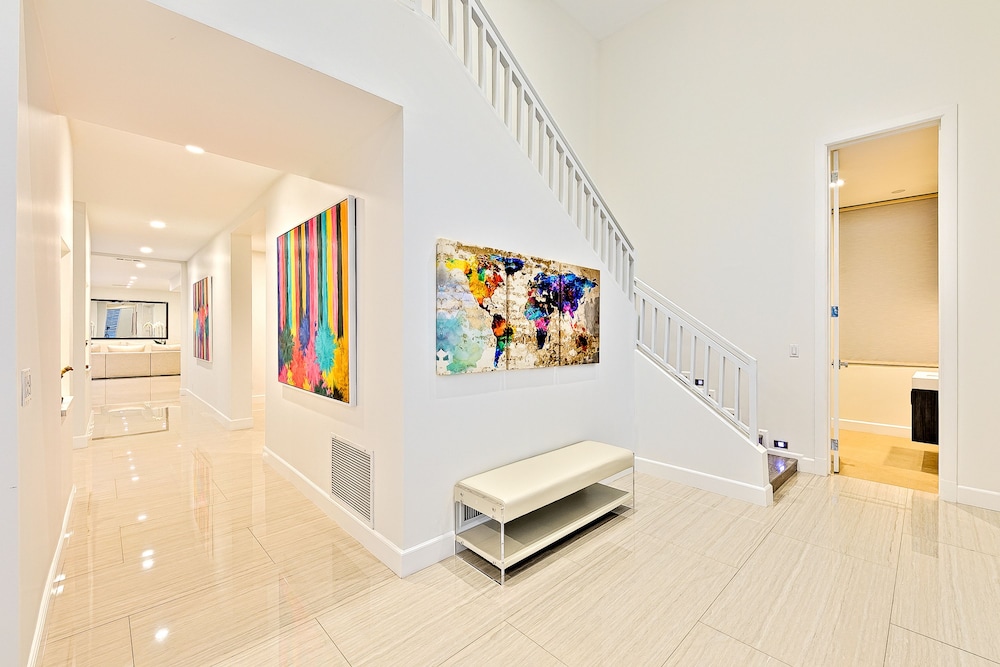 Beverly Hills Luxury Modern Palace - Image 3