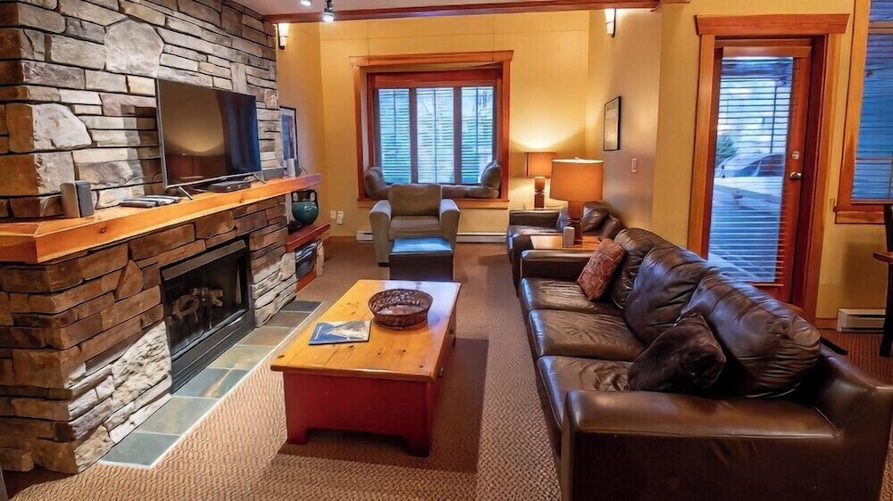 Pinnacle Ridge Chalets by Fernie Lodging
