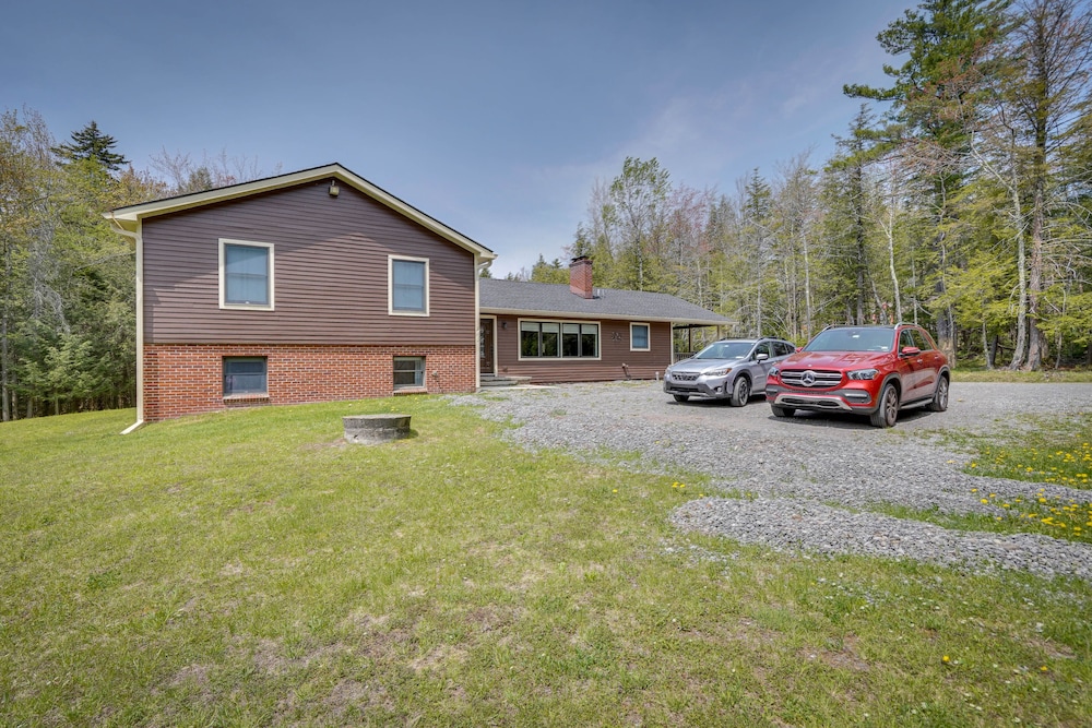 6 Mi to Hunter Mtn: Winter Retreat w/ Hot Tub! view 3