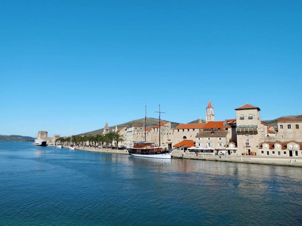 Trogir Stylish Apartment With Balcony and Sea View