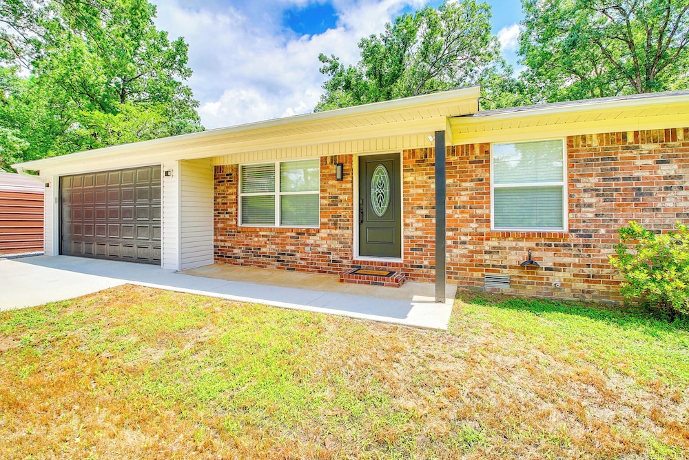 6 Mi to Dtwn: Hot Springs Abode w/ Yard!
