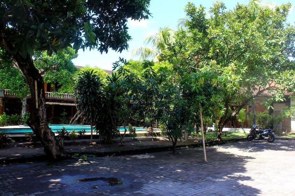 Budhi Beach Inn