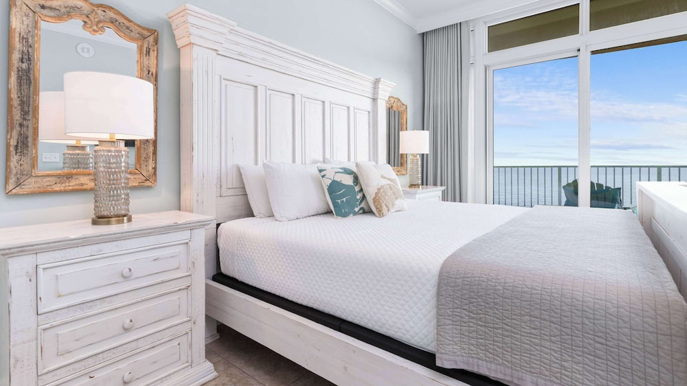 Beachfront 3-bedroom Condo on 15th Floor Balcony, Lazy River, Jacuzzis