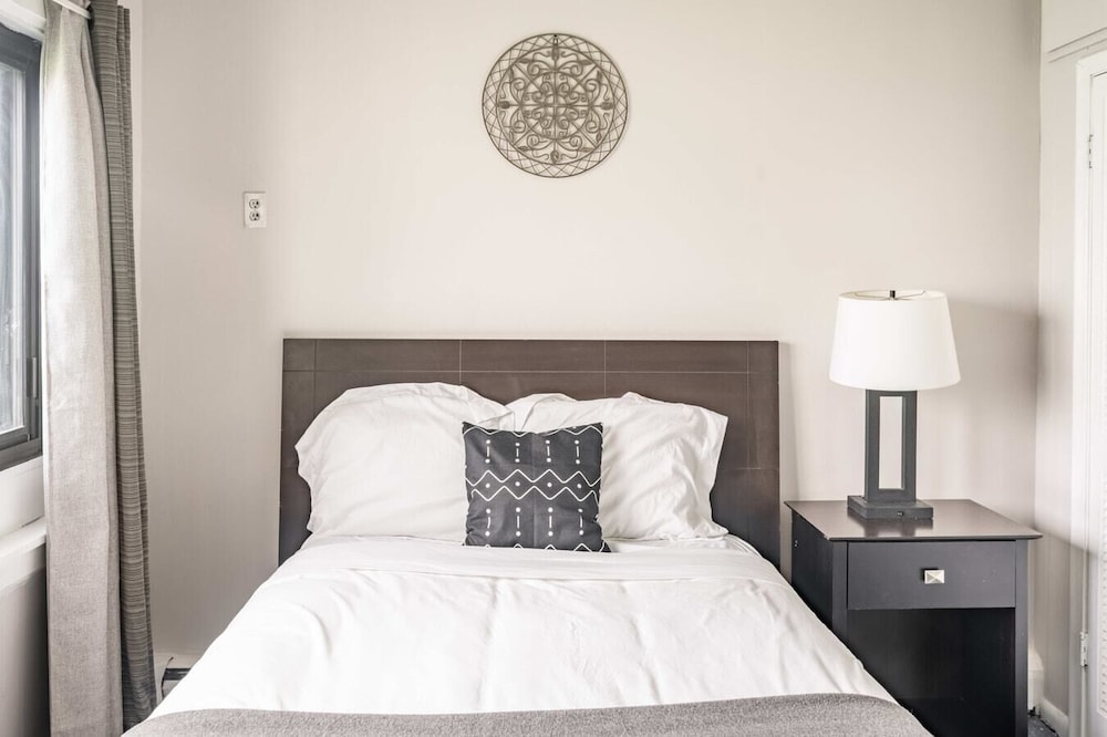 Spacious 3-bed Suite in Browntown, Near Dining & Fun