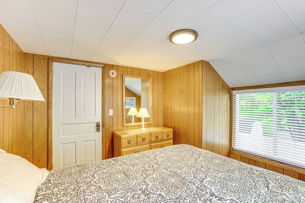Autumn Escape on Glen Lake: Waterfront Cottage!