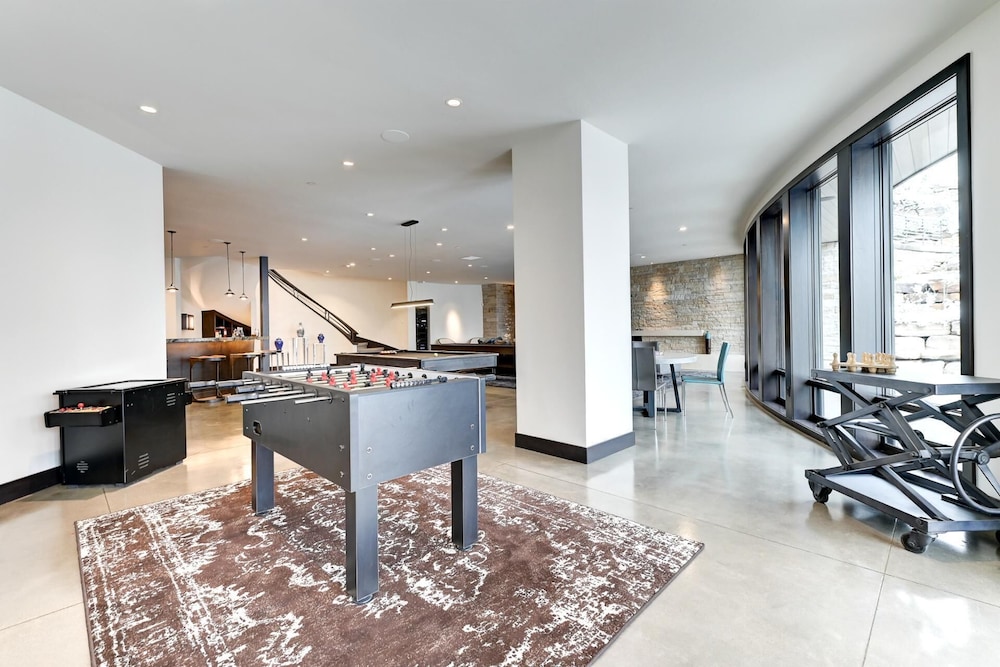 KBM Resorts Walk to Slopes, Sports Court, Private Home Theater, Sleeps 17, Outdoor Hot Tub Pco-184m