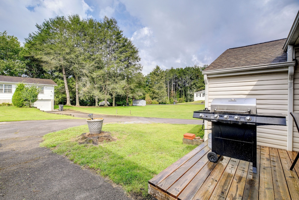 Cozy Home w/ Spacious Yard: 2 Mi to Dtwn Bristol