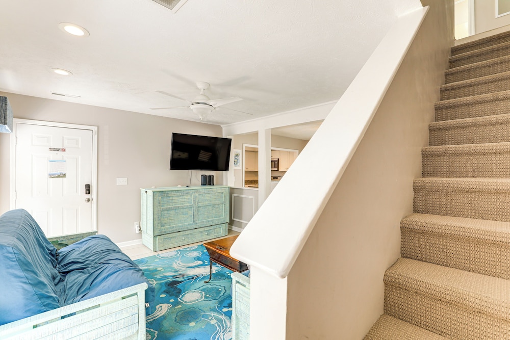Walk to Ocean & Golf: North Myrtle Beach Home!