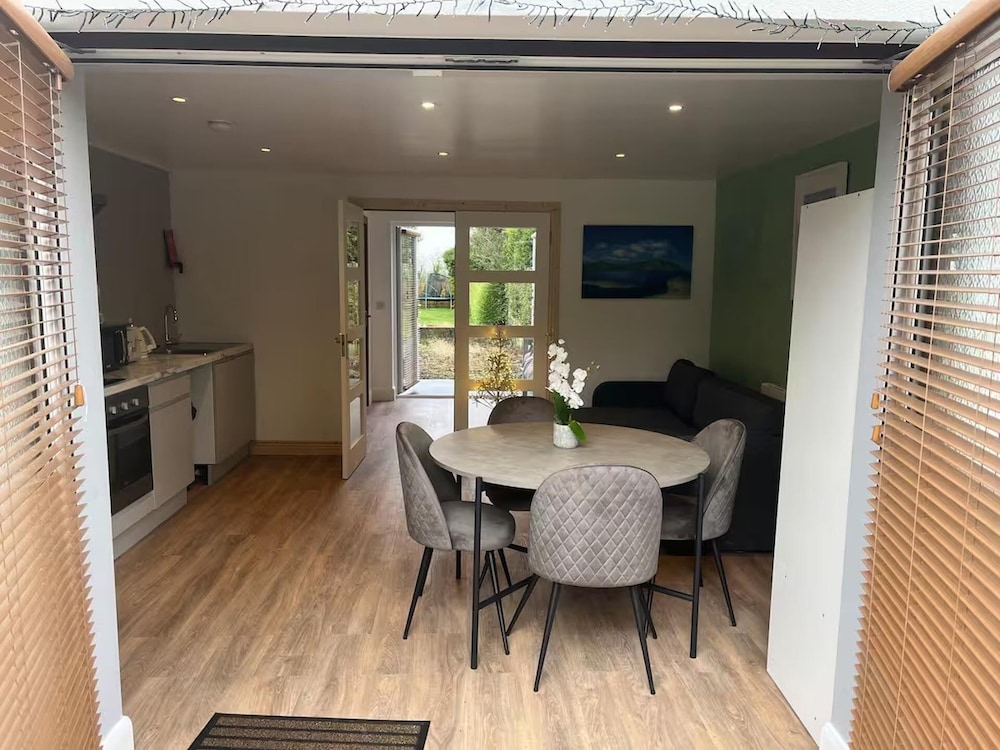 1-bed Cosy Country Retreat- Sleeps 5, Emerald Park