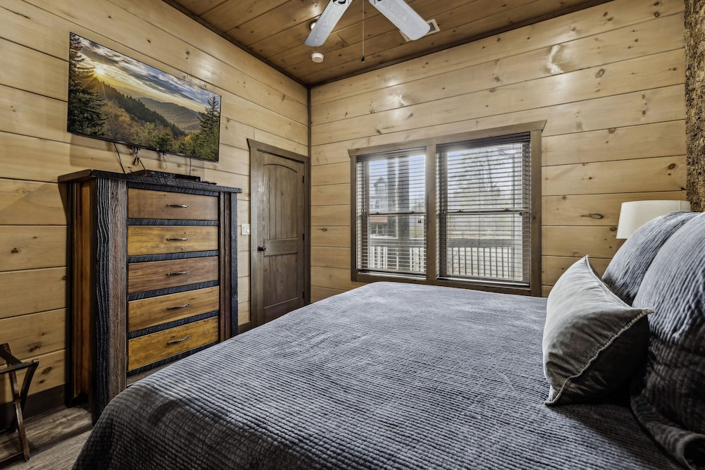 Grand Splash Lodge 6 Bedroom Cabin