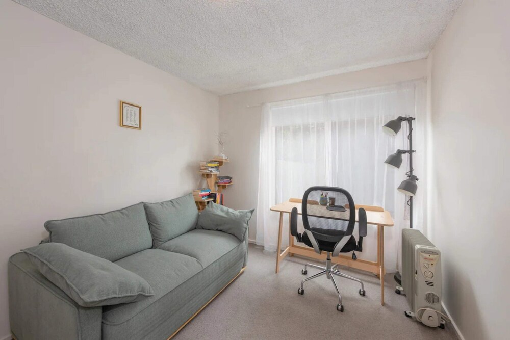 Well-appointed Sunny 2 Bedroom Apartment in Northcote With Parking