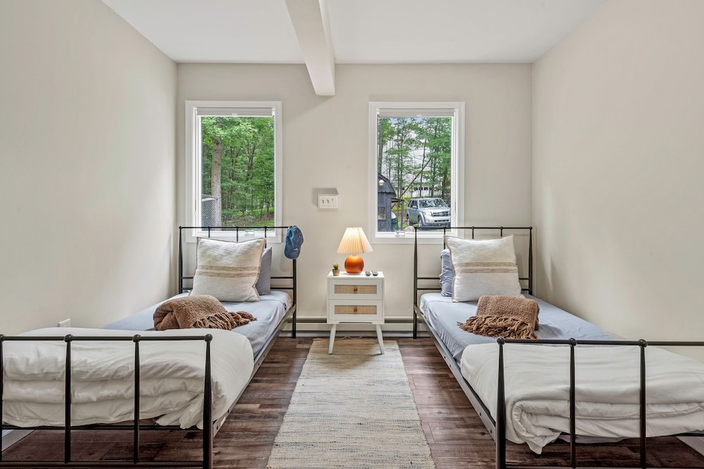 The Evergreen Escape by Avantstay Modern Cabin w Volleyball Court Hot Tub