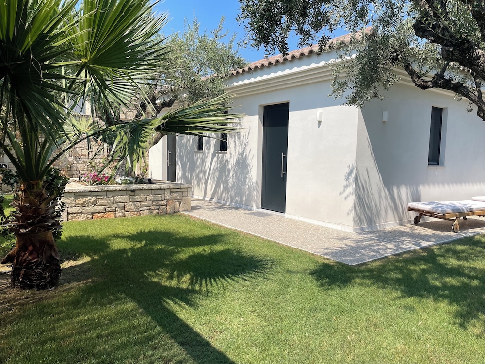 Garden Suite, Beautiful Seaview - Close to Beach