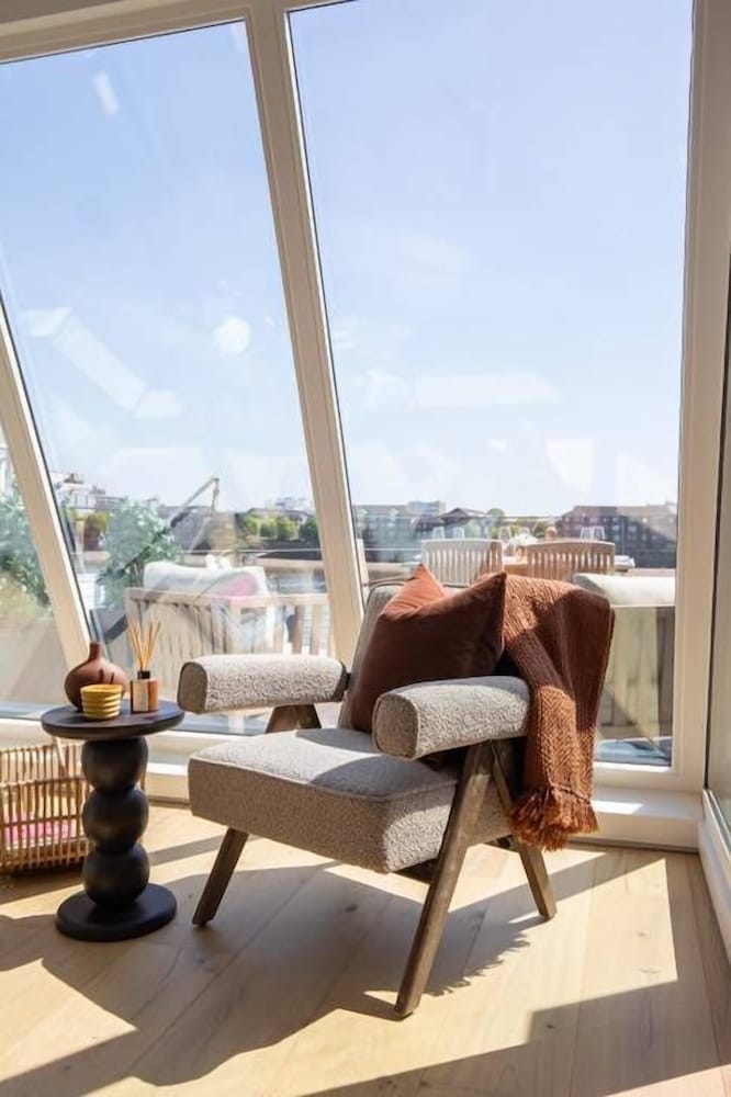 Cheyne Walk Houseboat by Onefinestay