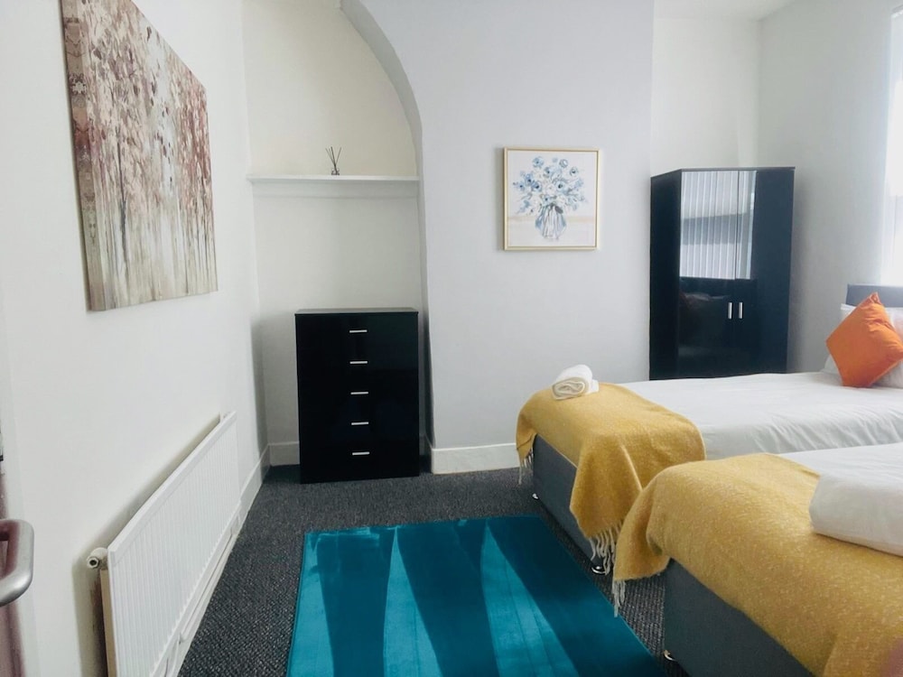 Remarkable 4-bed House in Bootle, Liverpool view 4