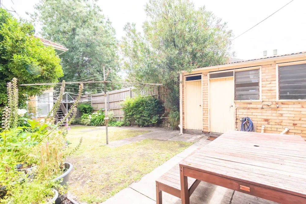 Sunny 1 Bedroom Flat in Quiet St Kilda With Parking