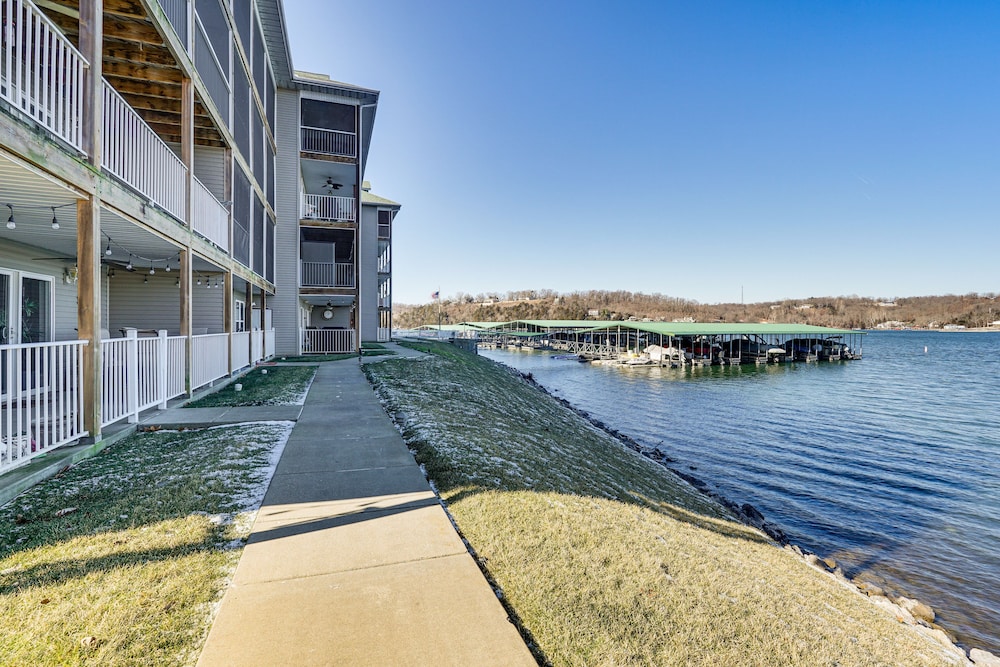 Camdenton Condo w/ Furnished Balcony + Lake View