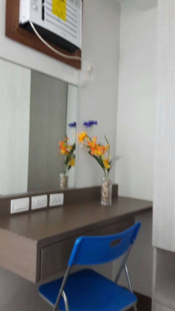 Araneta Cubao No Brown Outs 1BR Furnished Condo With Balcony Free Wifi Netflix