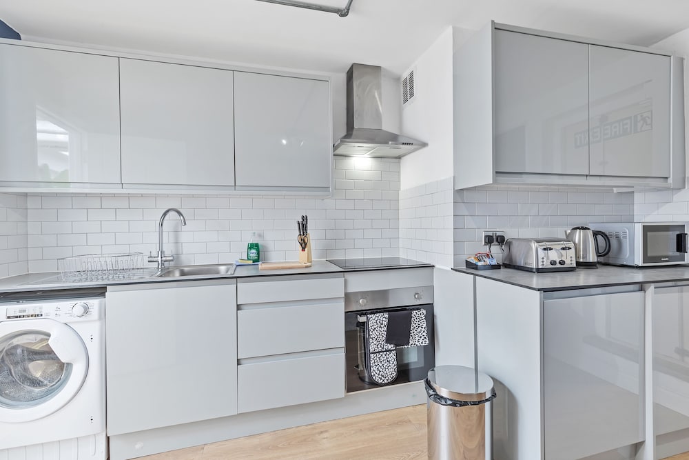 Right On : Bright On Apartment 1A | By My Getaways view 5