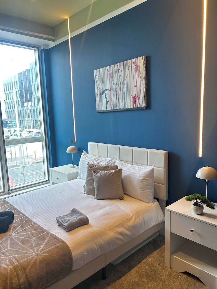 Modern City Blue Apartment Next To The AO Arena Free Parking
