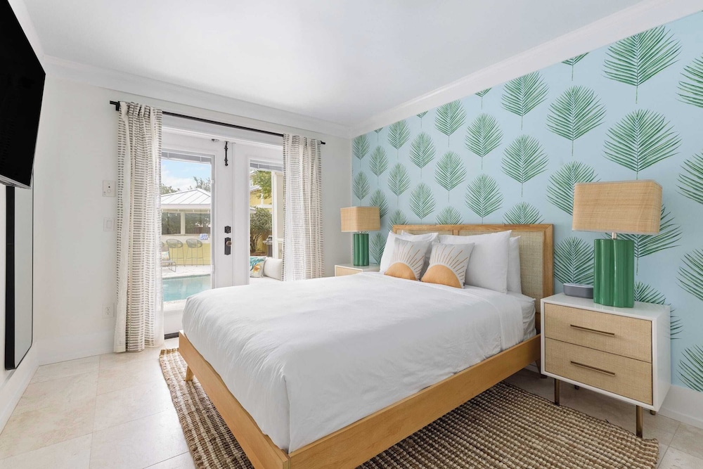 Luxe Villa Near Beach, Pool + Hottub, Chef's Kitchen Woodward Way by Avantstay
