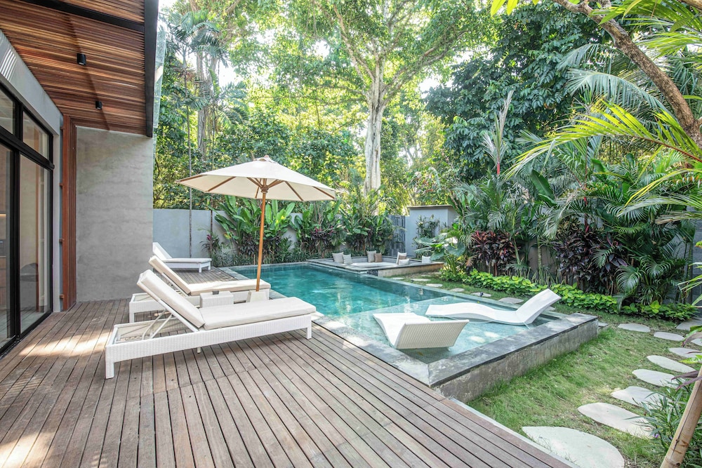 Enchanting 5BR Canggu Villa Moments to Sea