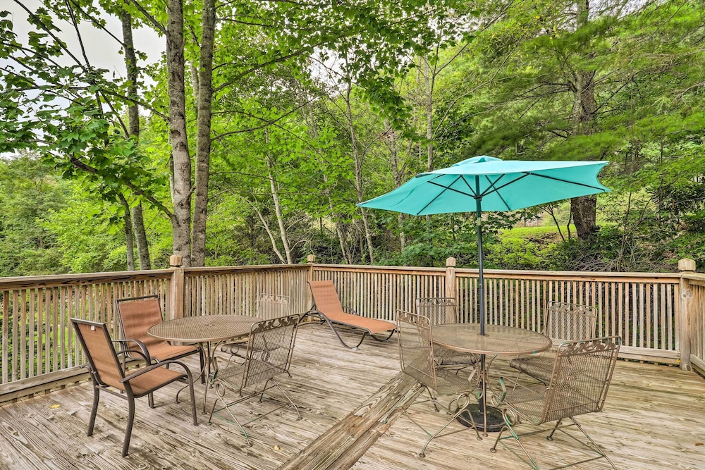 Hot Tub, Game Room & Views: Mars Hill Mtn Retreat!
