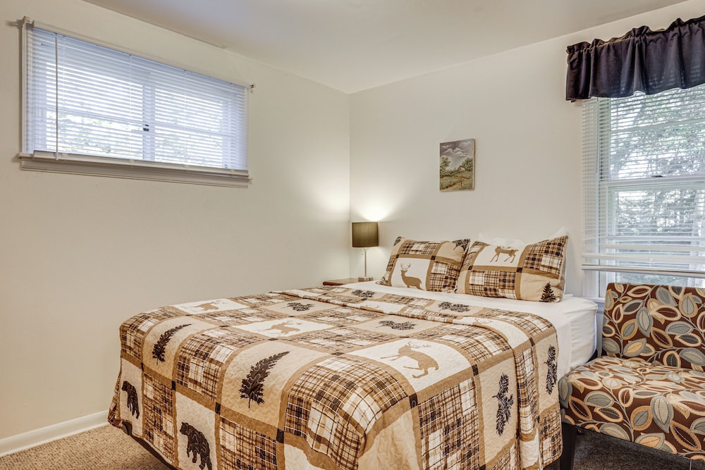 Year-round Chain of Lakes Retreat! Northwoods Home