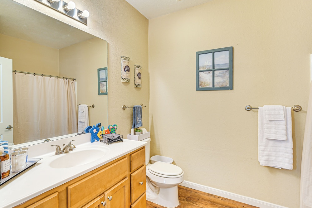 Half-mi to Galveston Strand: Charming Home w/ Yard