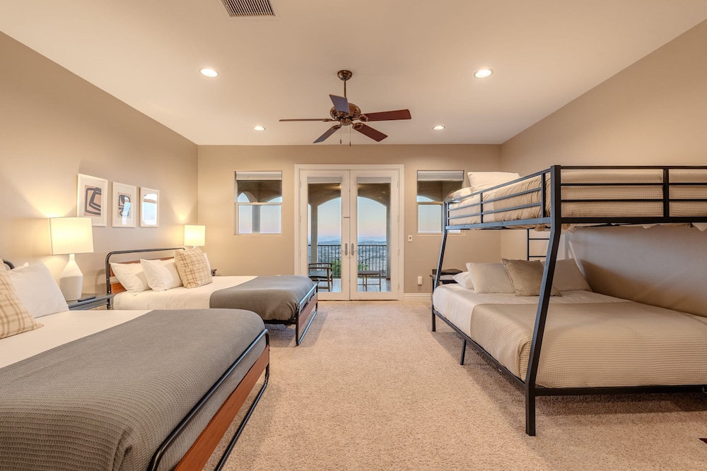 Colina by Avantstay Secluded Mountain Top Oasis w Pool Hot Tub Putting Green