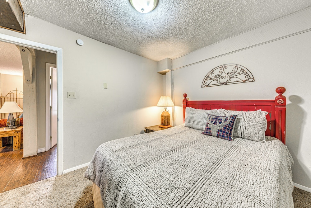 Half-mi to Midtown: Family Retreat w/ Mtn Views!