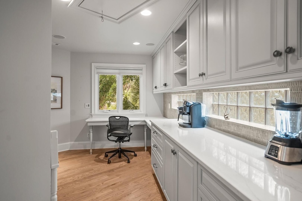 Elegant, Marsh-front 5-bed, 4-bath Home, Sleeps 12