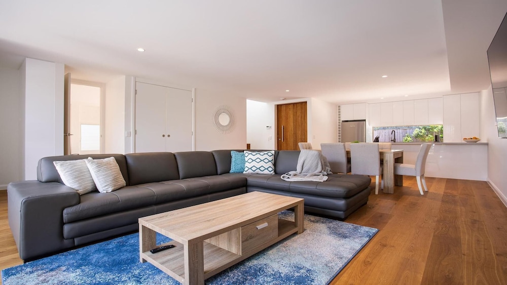 Your Luxury Escape - Ocean Sapphire view 5