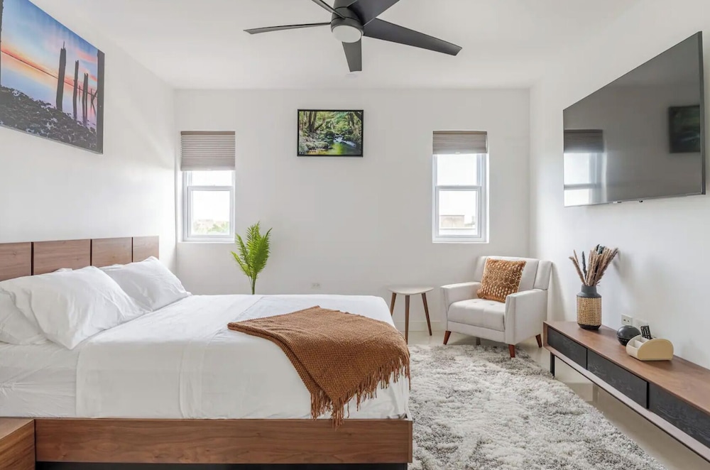 Luxe City Oasis 2BR with Pool & Gym