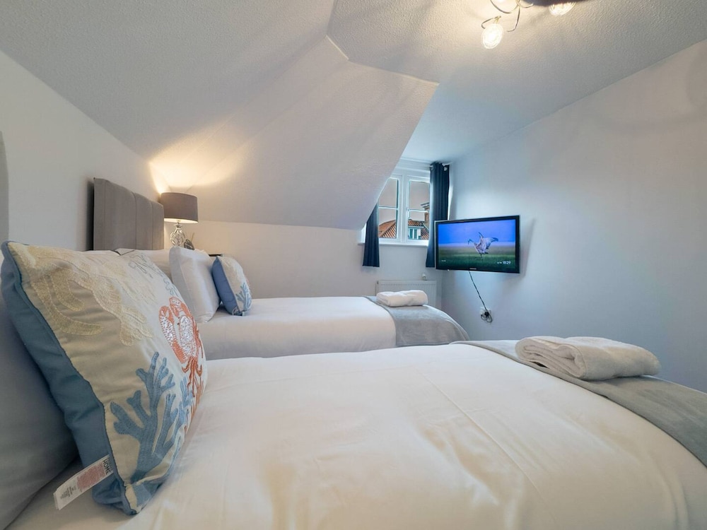 Elegant 2BR Broadstairs Coastal Escape by Adliv