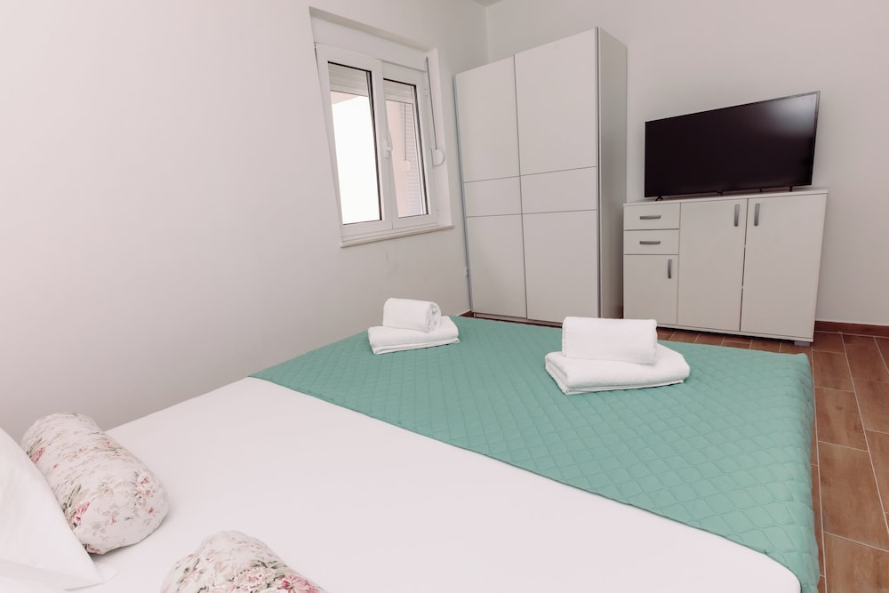 Waterfront Apartment Petrovina