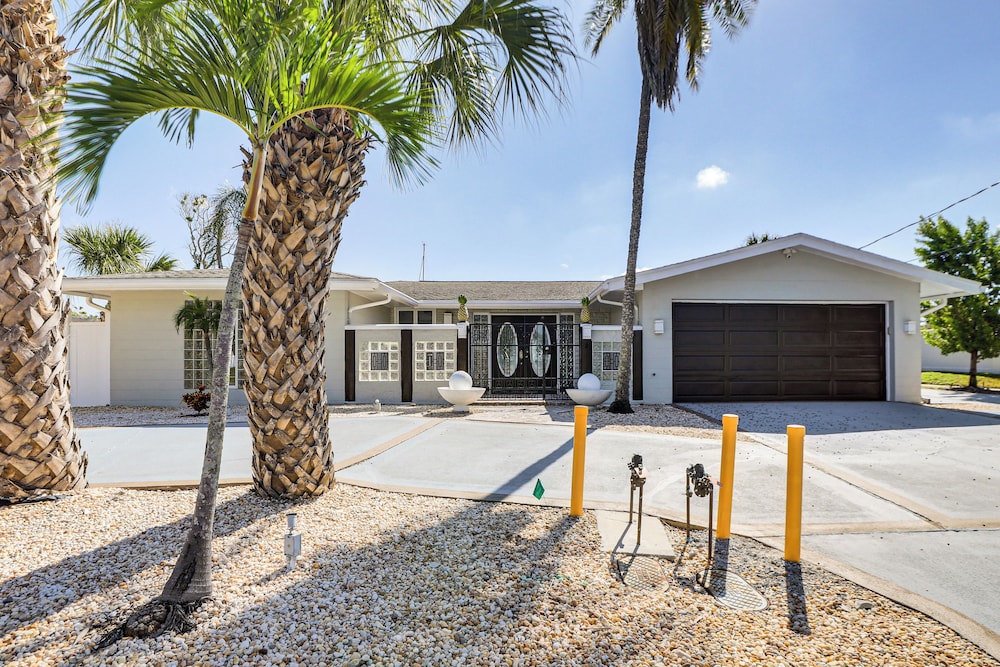 Furnished Sunroom w/ TV! Canal-front Bradenton Gem