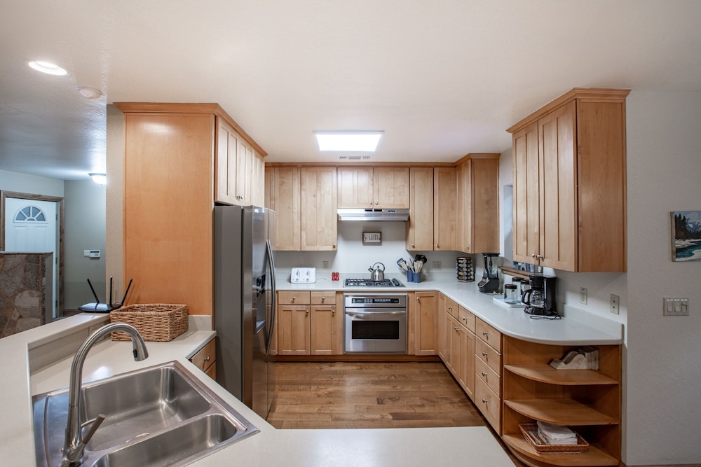 Mountain Retreat with Hot Tub Pool Table - Just over 1 hour to Squaw Valley Resort! by RedAwning - Property Image 14