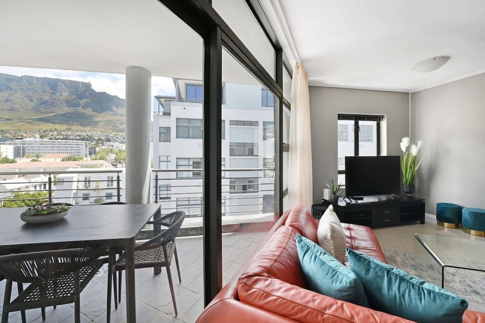 Modern 3-bed Apt Designer Touch Mountain Views
