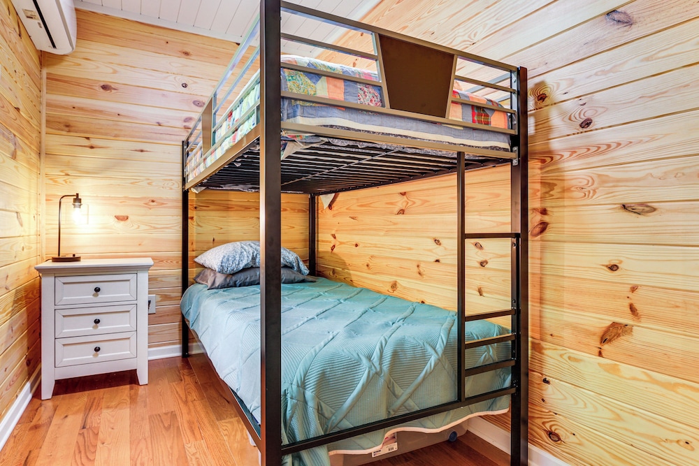 Cottage Close to Caves & Trails in Hocking Hills!